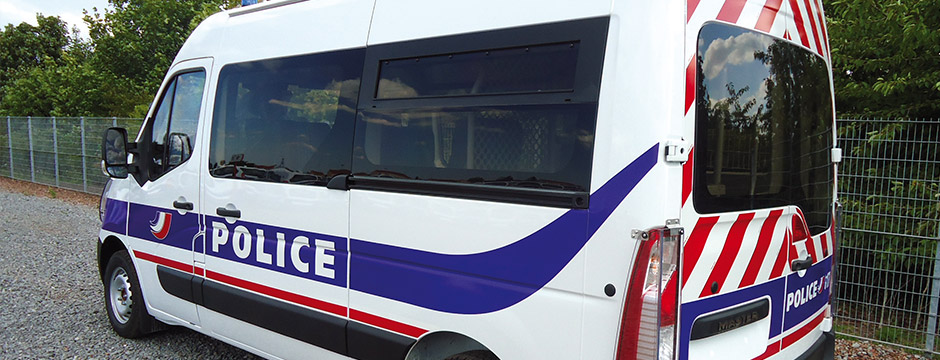 Avec Cleargard, Plastrance fournit aux véhicules sécurisés des forces de l’ordre (police et gendarmerie) un vitrage de sécurité en polycarbonate de haute qualité.